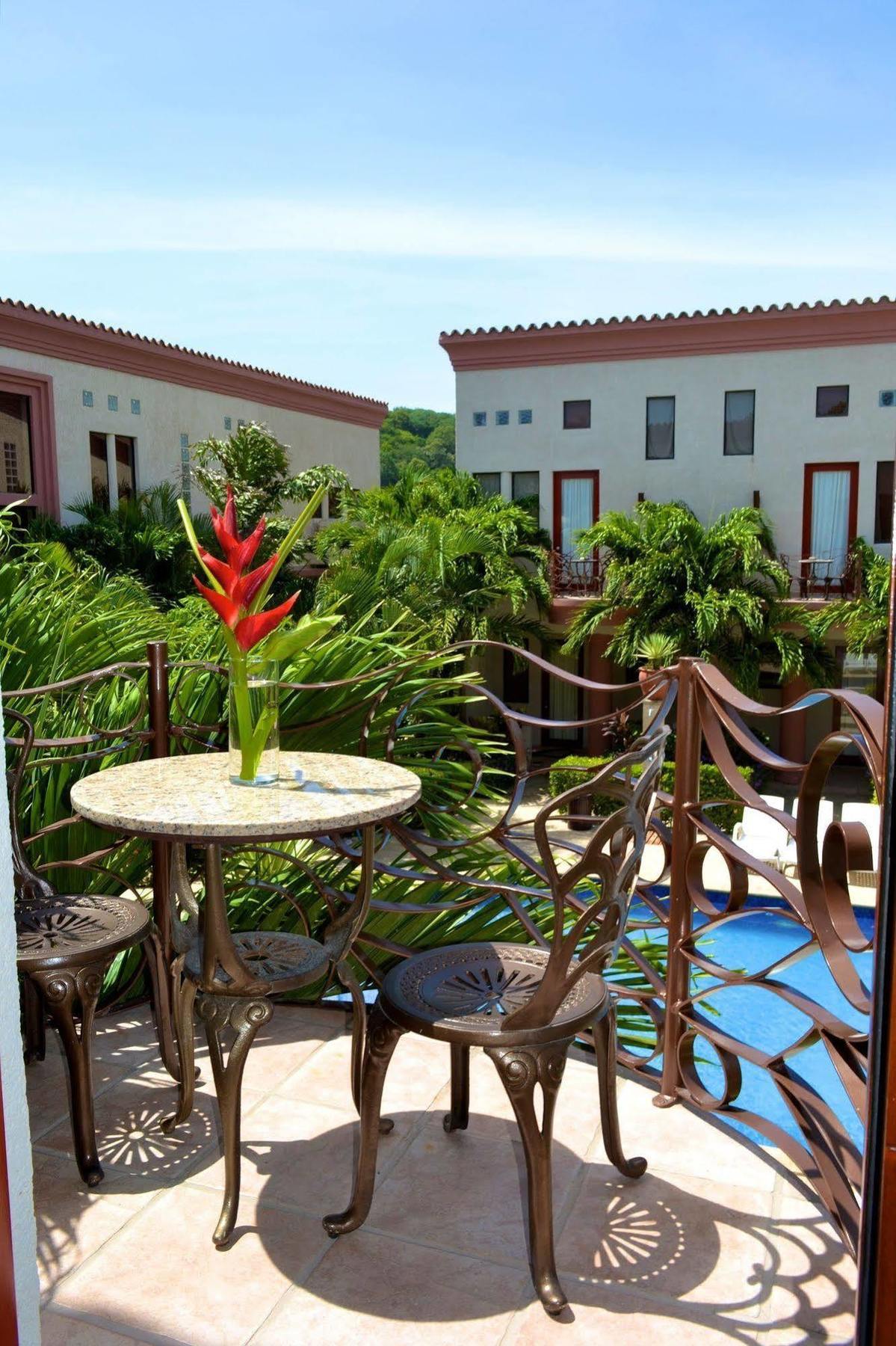 Las Sirenas Hotel And Condos West Bay Exterior photo